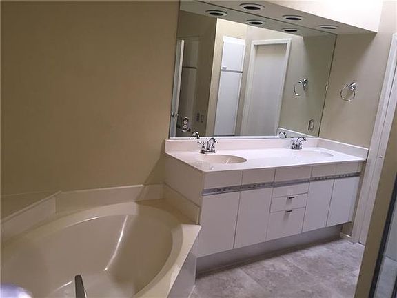 3rd image of 5990 Lindenshire Ln APT 129