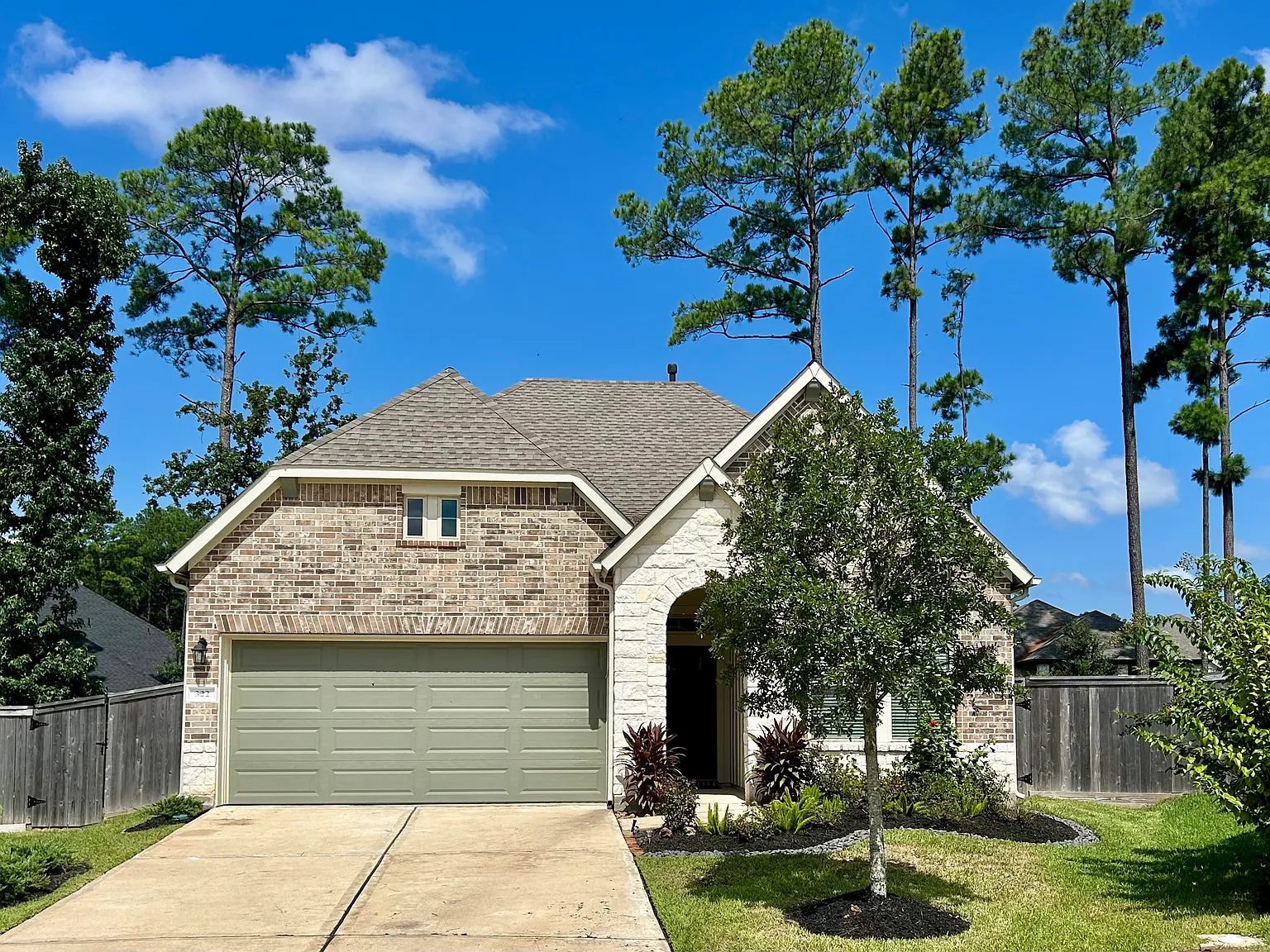 3 bed, 1956 sqft, $2,550 — Photo 2