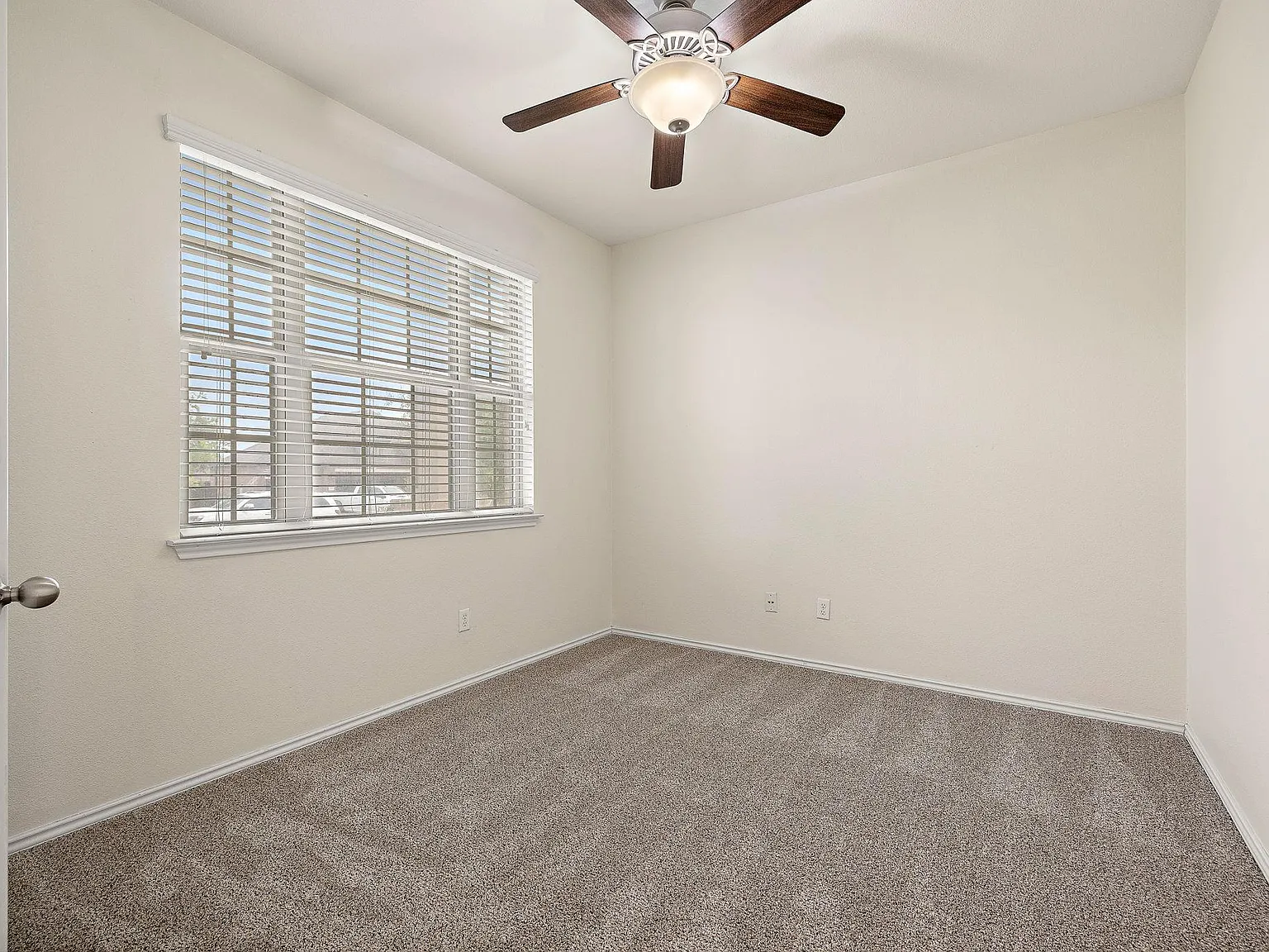4 bed, 2.5 bath, 2420 sqft, $2,500 — Photo 3