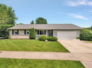 404 Peacock Dr, Mahomet, IL