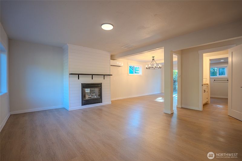 3rd image of 909 Fir Street NE
