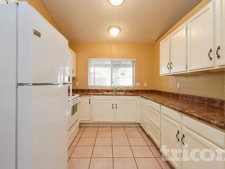 102 W Ivyglen St — Photo 7