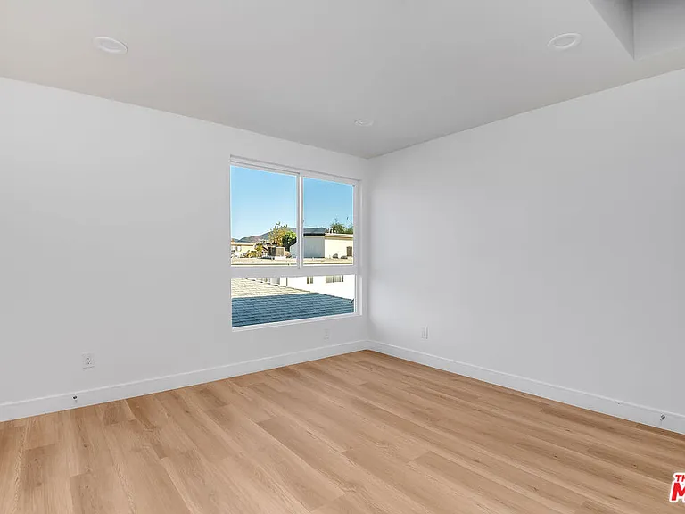 10801 Kling St — Photo 16
