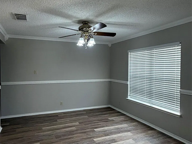 305 Stone Park — Photo 3