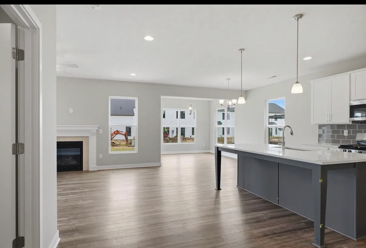 3 bed, 2.5 bath, 2431 sqft, $2,995 — Photo 4