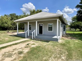 411 Davis Ave, Devine, TX 78016