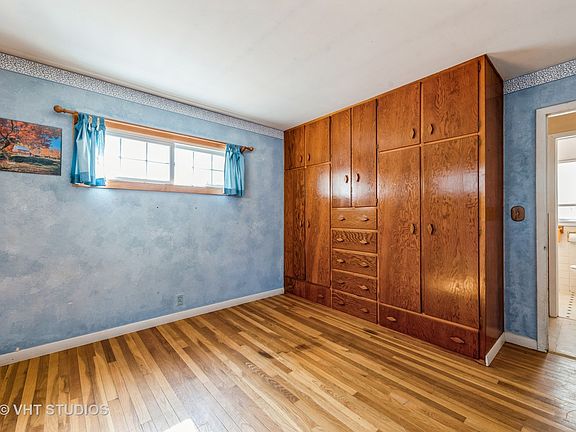5th image of 902 Irving Ave