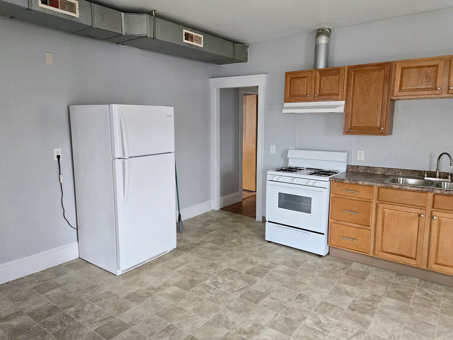 3 bed, 900 sqft, $2,100 — Photo 3