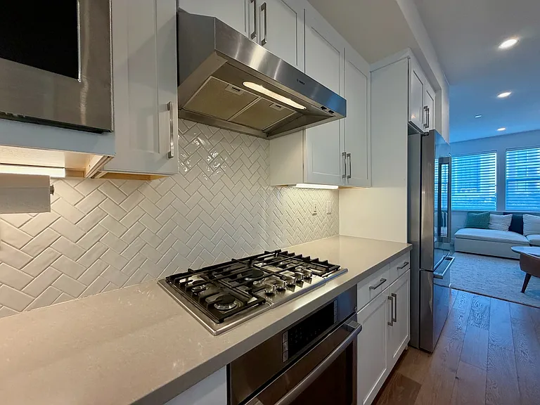 561 Pilgrim Dr — Photo 10