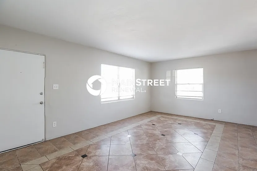 3434 E Polk St — Photo 2