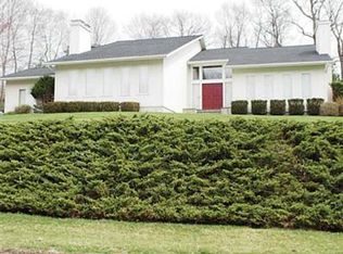 100 Wedgewood Rd, Trumbull, CT 06611