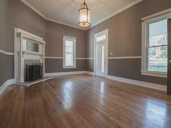 2nd image of 121 College St