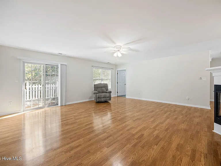 404 Jasmine N — Photo 14