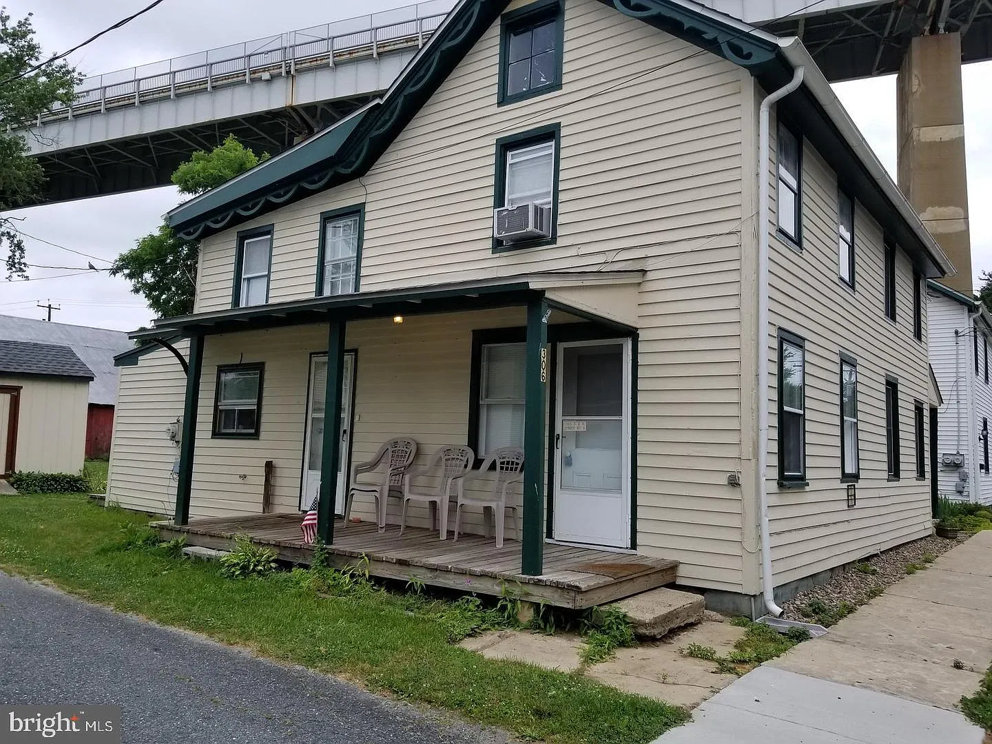 2 bed, 1.0 bath, 1920 sqft, $1,295 — Photo 1