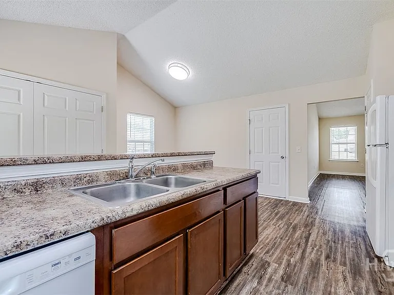 148 Willow Dr — Photo 12