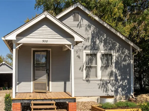 928 E 19th St, Lawrence, KS 66046