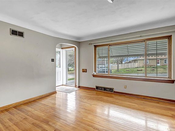2nd image of 623 W Arlee Ave