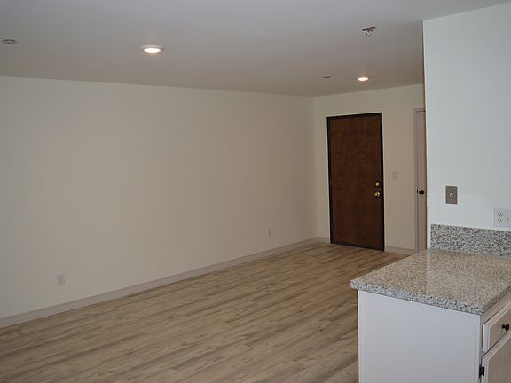 5th image of 819 W Washington Ave Unit 17