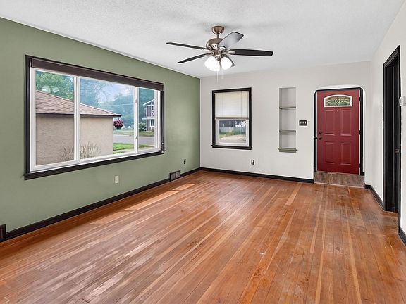 5th image of 810 2nd Ave SW