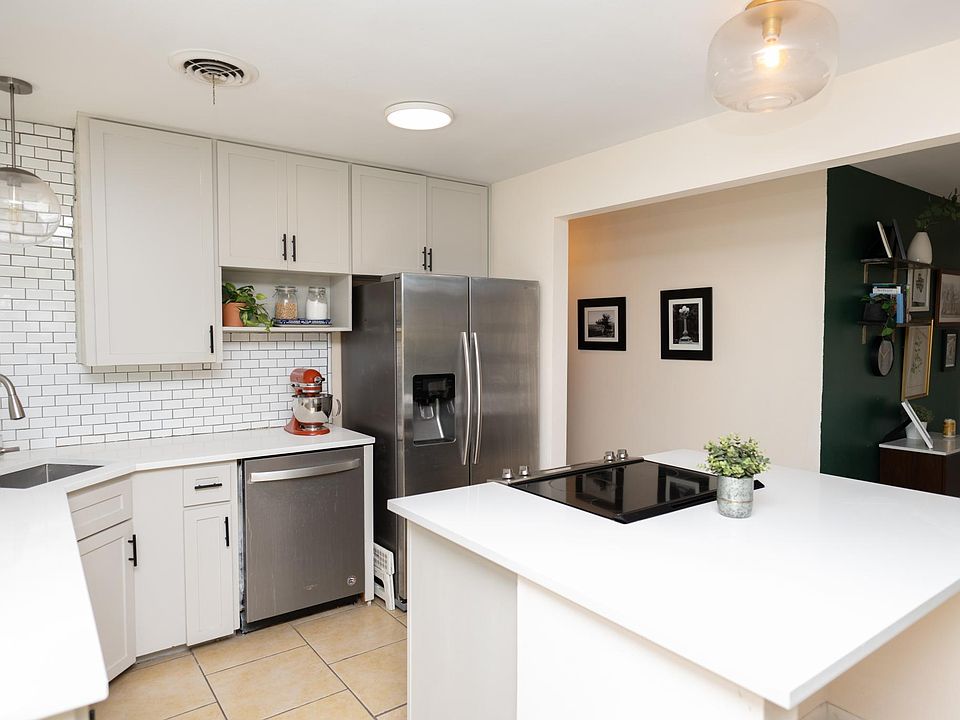Fully remodeled kitchen with island!