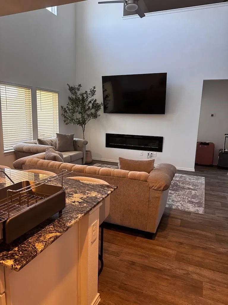 4 bed, 2.0 bath, 2456 sqft, $2,850 — Photo 4