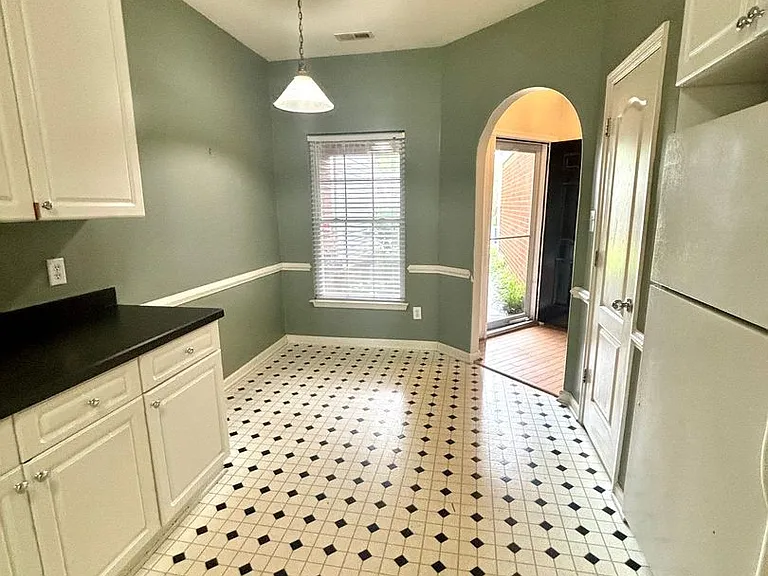 2307 Charing Cross Rd — Photo 4
