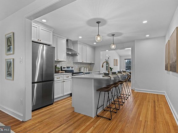 4th image of 300 Barry Ln