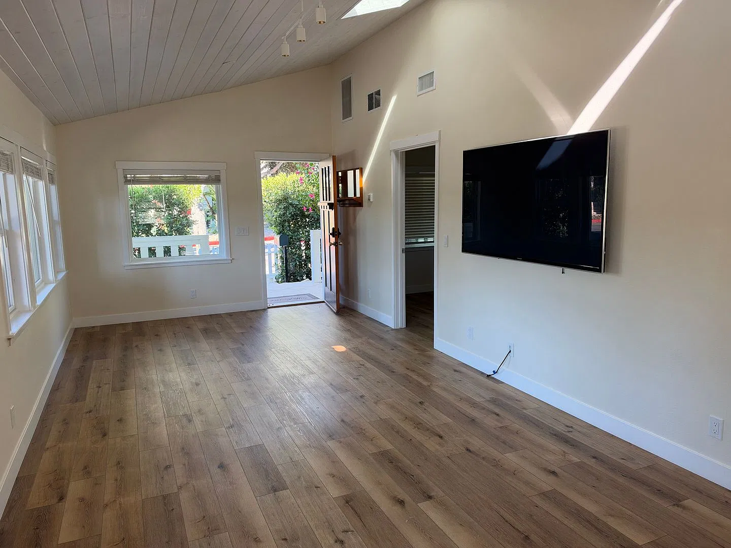 Bright and inviting 2 Bedroom — Photo 4