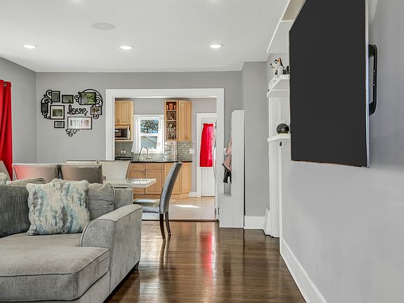 2nd image of 1313 W Cornelia Ave