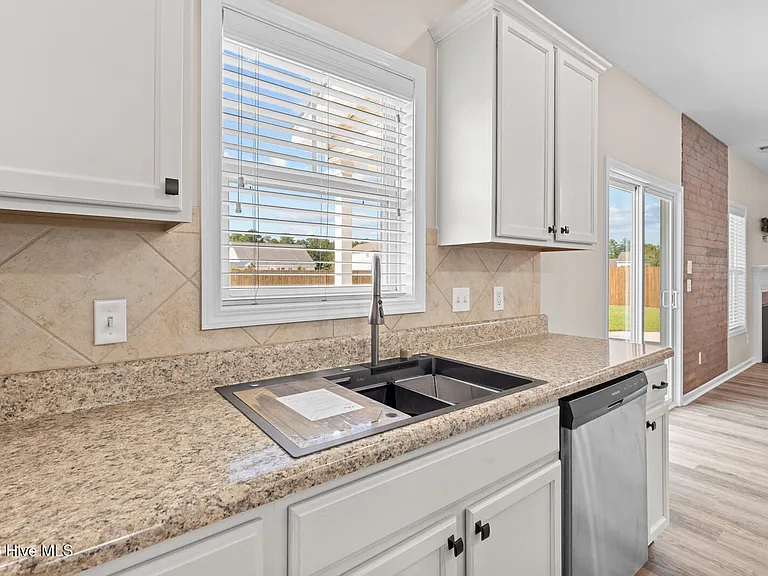 403 Zircon Ct — Photo 7