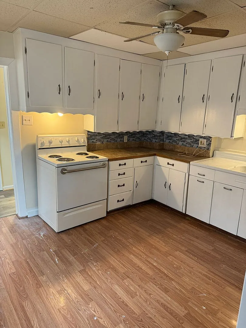 3 bedroom, 1 bath, 2 story half double house — Photo 1