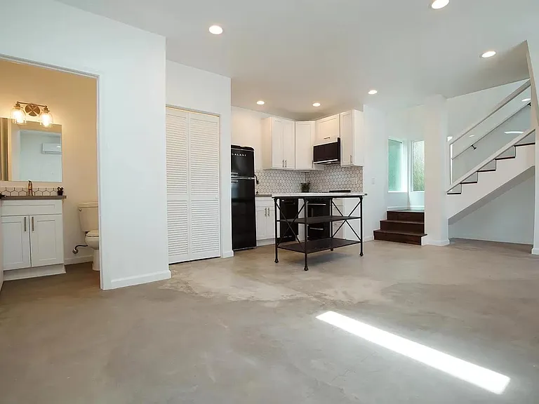 4538 Ambrose Ave — Photo 3