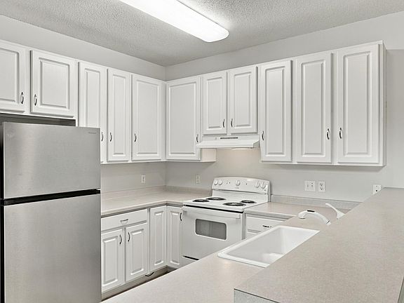 4th image of 556 Willoughby Way W