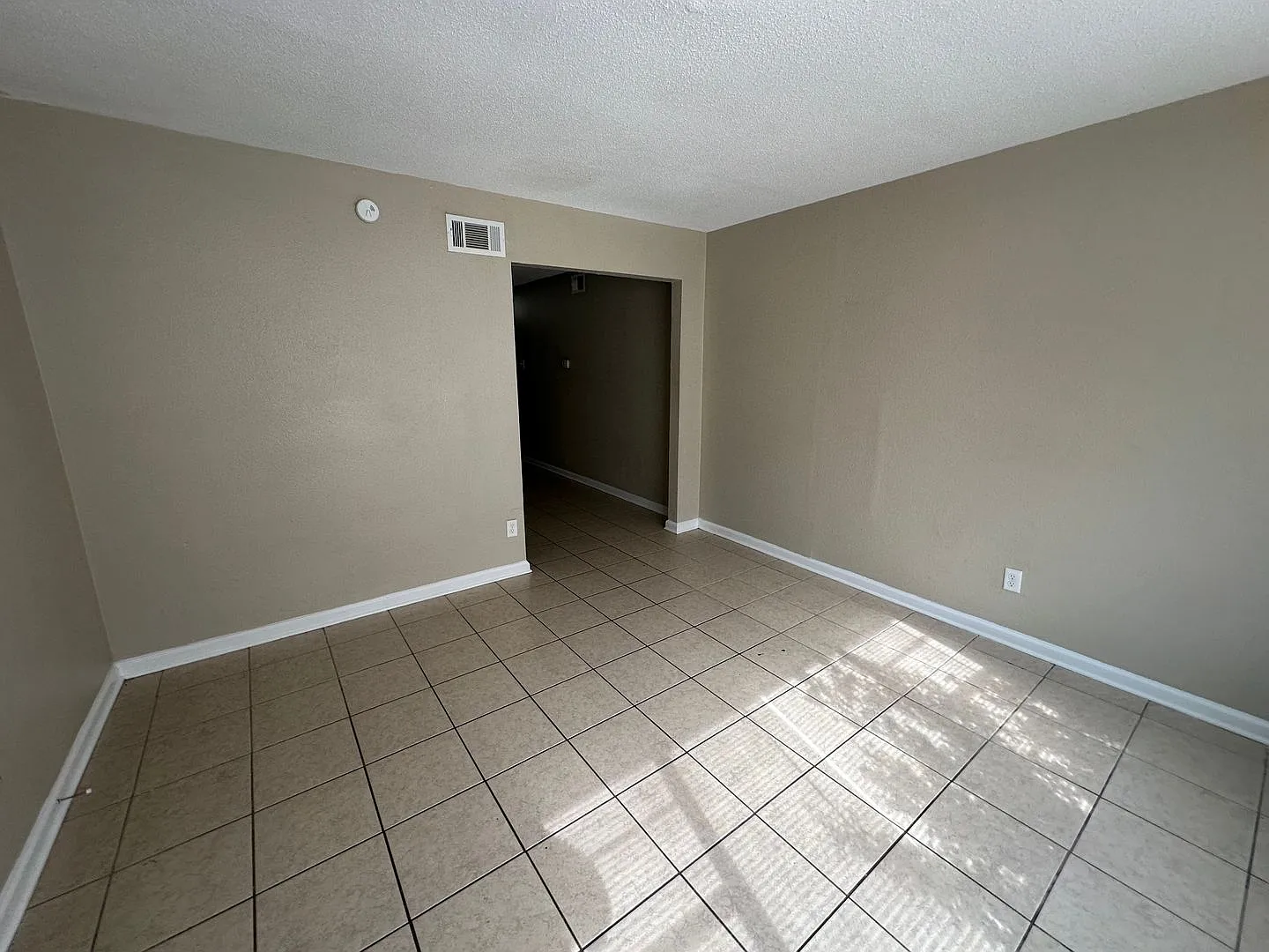Half Off First Full Month's Rent!! Welcome To 977 Pope Street! — Photo 2