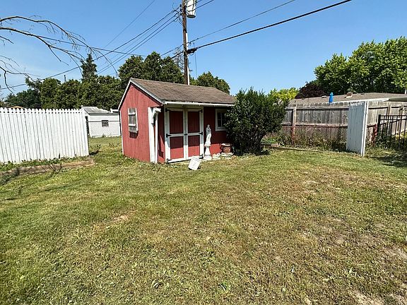 5th image of 2146 Lawrence Ave
