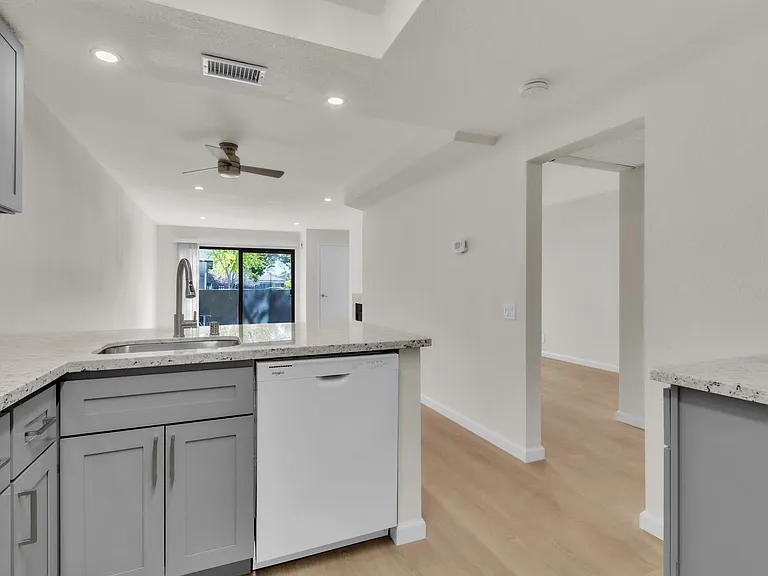 5226 Hemlock St #35 — Photo 12