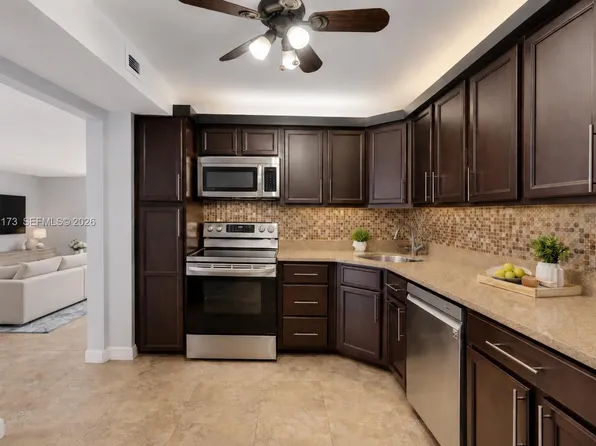 2750 NE 183rd St APT 304, Aventura, FL 33160