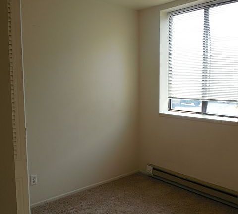 4th image of 13 N 32nd St APT 4