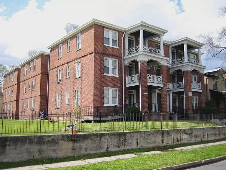 2400 Barton Ave — Photo 18