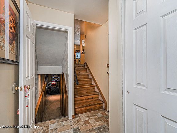 4th image of 233 Carlyle Grn