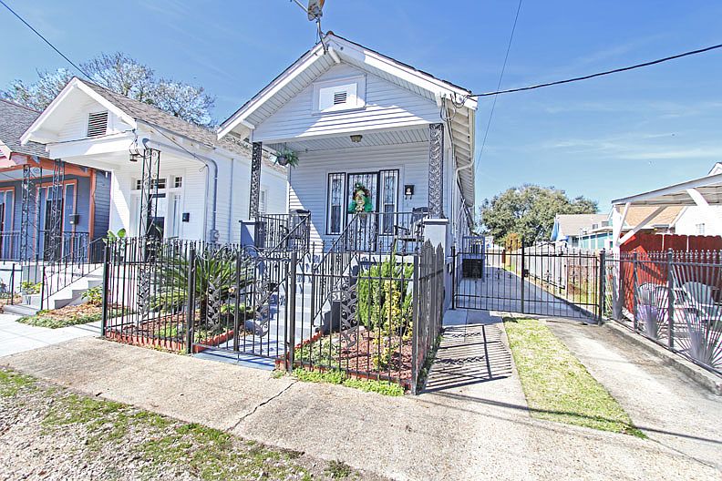 1st image of 517 N Lopez St