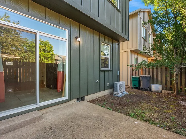 14414 E Burnside St — Photo 17