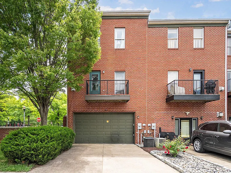 274 Robert St — Photo 24