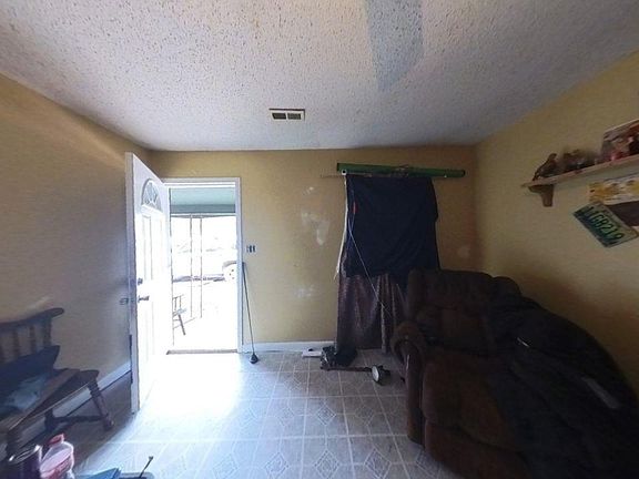 5th image of 829 Lloyd St