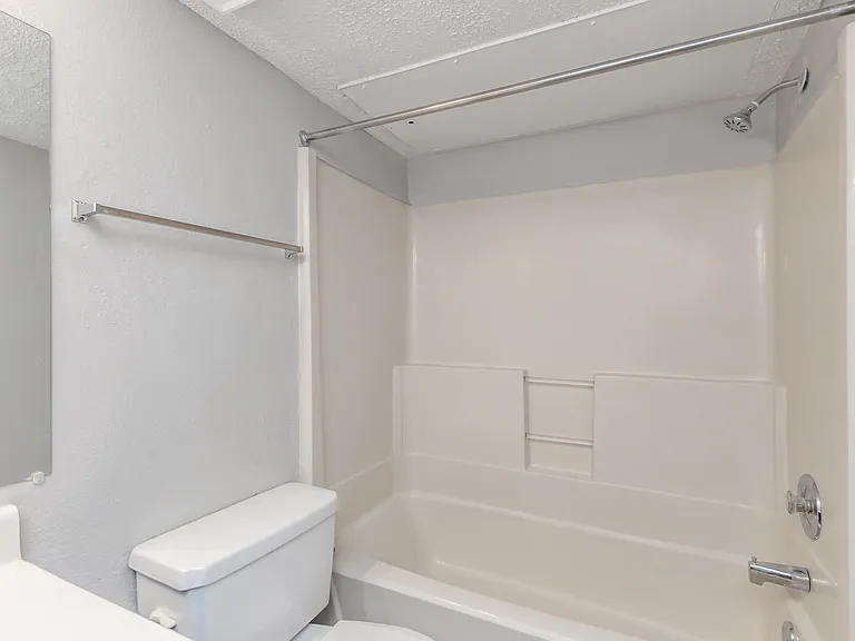 Summerlake Apartments — Photo 44