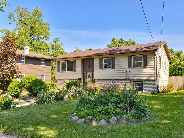 3815 Hillcrest Dr — Photo 3