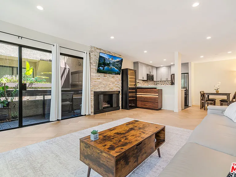 950 N Kings Rd #216 — Photo 3