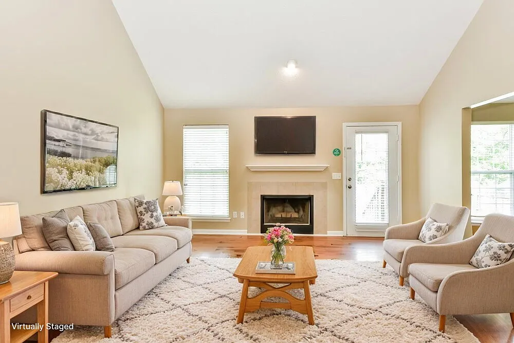 3 bed, 2.0 bath, 1255 sqft, $2,050 — Photo 3