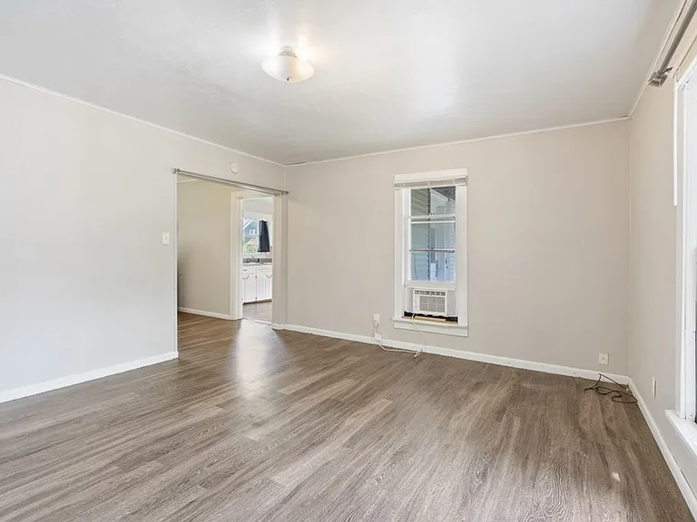 1012 Clay St — Photo 10