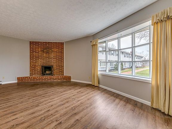3rd image of 11 Meadowlawn Dr Unit 19